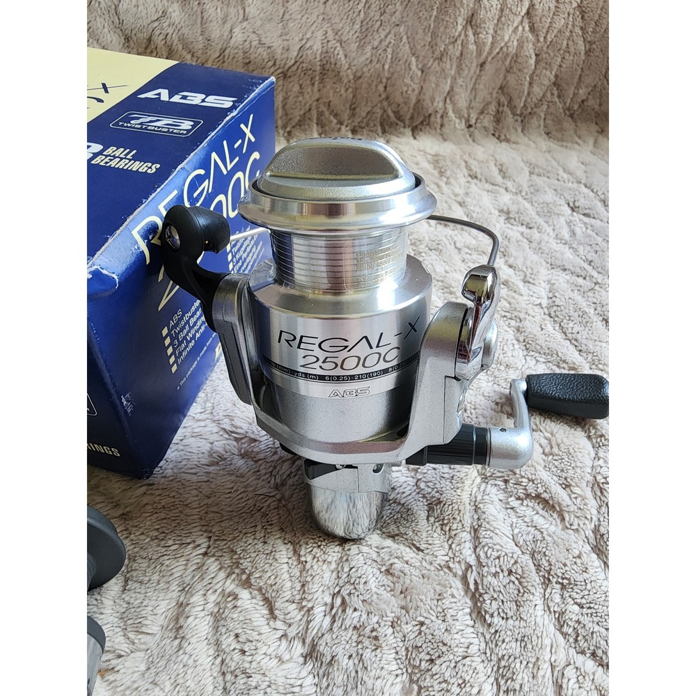 Daiwa Regal-X 2500C Spinning Reel with Extra Spool ABS Twist Buster RG-X2500C